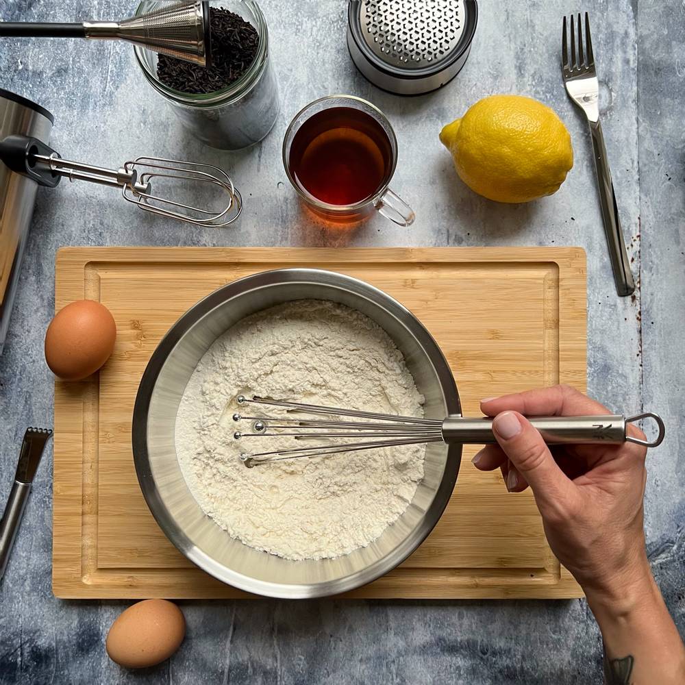 Ingredienti: <br> 2 etti di farina di grano tenero <br> 8 g di lievito per dolci <br> 2 uova media <br> 120 g di zucchero semolato <br> zucchero a velo <br> 1 limone non trattato <br> 100 ml di latte <br> 75 ml di olio di semi sale